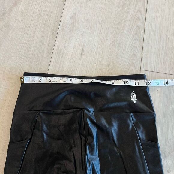 Free people movement women shorts size M - Picture 4 of 8